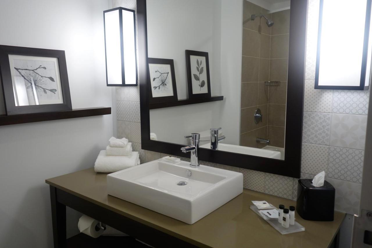 Country Inn & Suites By Radisson, Belleville, On Екстер'єр фото